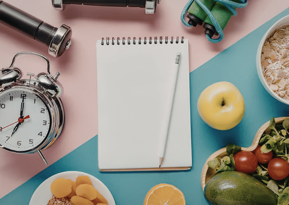 Gesunder Lifestyle mit frischen Lebensmitteln und Notizbuch für Gewohnheiten