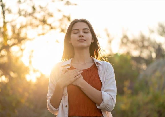 Frau bei einer Meditation mit sanfter Beleuchtung