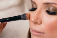 Visagistin, die einer Kundin Make-up aufträgt