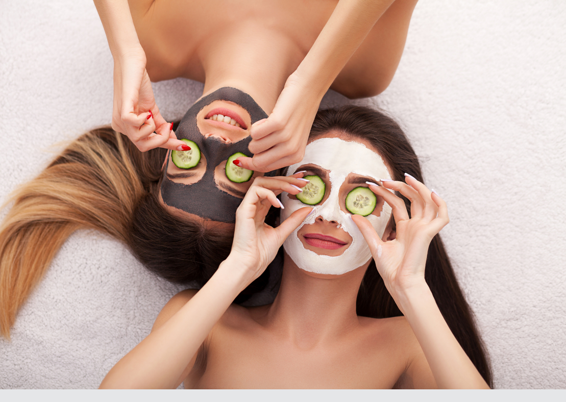 Gesichtsmaske und Handtuch im Spa-Ambiente