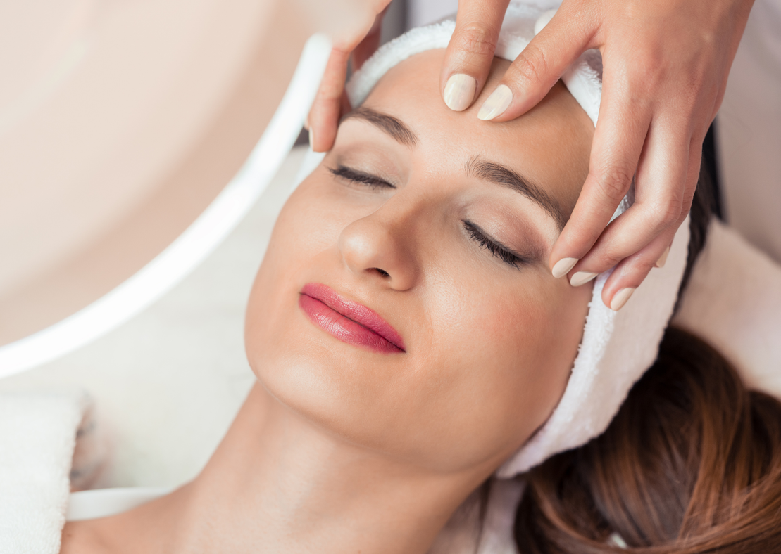 Reife Frau genießt eine Anti-Aging-Gesichtsbehandlung